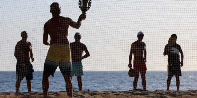Αττική: Έπεσαν τα πρώτα πρόστιμα 1.000 ευρώ για ρακέτες σε γνωστές παραλίες