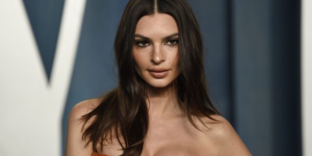 Emily Ratajkowski: Η αλλαγή στα μαλλιά και το λευκό μαγιό