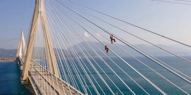 Εντυπωσιακές εικόνες: Γάλλοι αλπινιστές επιθεωρούν τη Γέφυρα Ρίου Αντιρρίου