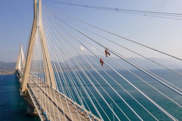 Εντυπωσιακές εικόνες: Γάλλοι αλπινιστές επιθεωρούν τη Γέφυρα Ρίου Αντιρρίου