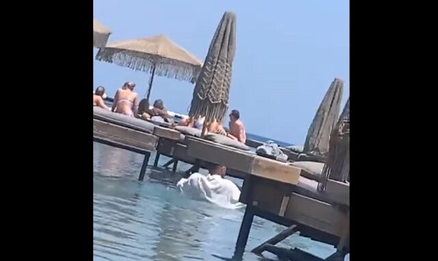 Ρόδος: Πρόστιμο στο beach bar που είχε τοποθετήσει ξύλινες πλατφόρμες μέσα στη θάλασσα