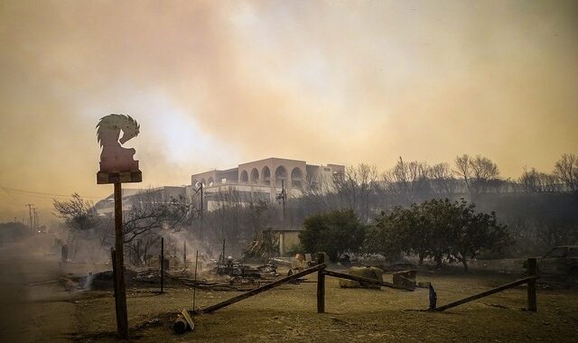 Ρόδος: Ανεξέλεγκτη σε τρία μέτωπα η φωτιά – Χιλιάδες κόσμου διανυκτέρευσαν σε πλοία και γυμναστήρια