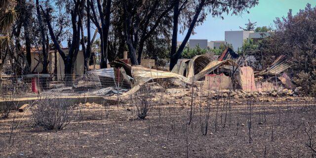 Φωτιά στη Ρόδο: Αίρεται ο κίνδυνος για ακόμη τέσσερις οικισμούς