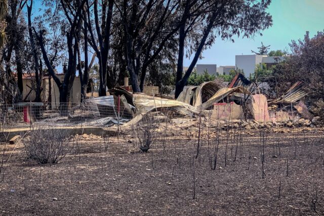 Φωτιά στη Ρόδο: Αίρεται ο κίνδυνος για ακόμη τέσσερις οικισμούς