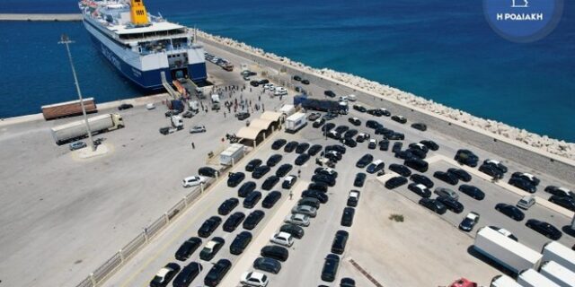 Νέα ένταση στο λιμάνι της Ρόδου: Οδηγοί ταξί εμποδίζουν οδηγούς Uber να αποβιβαστούν από το πλοίο