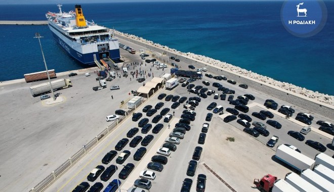 Νέα ένταση στο λιμάνι της Ρόδου: Οδηγοί ταξί εμποδίζουν οδηγούς Uber να αποβιβαστούν από το πλοίο