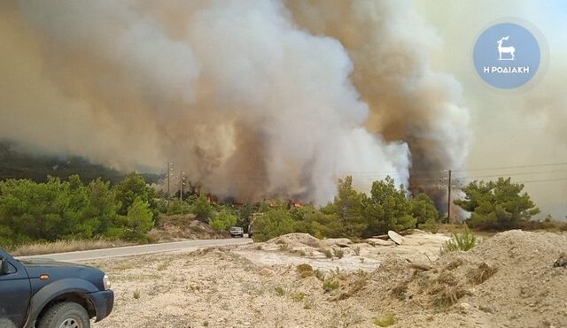 Φωτιά στη Ρόδο: Ανεξέλεγκτο το πύρινο μέτωπο – Συνεχείς αναζωπυρώσεις – Εκκενώθηκαν χωριά