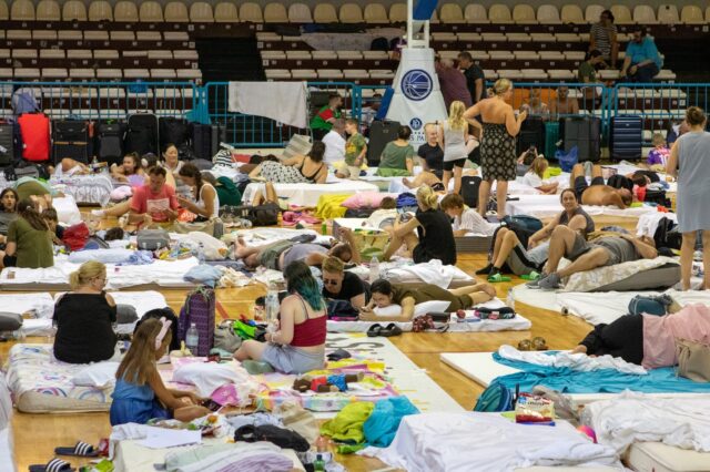 Πρώτο θέμα στα διεθνή ΜΜΕ οι φωτιές στην Ελλάδα – Μαρτυρίες τουριστών για τις δραματικές στιγμές που έζησαν στη Ρόδο