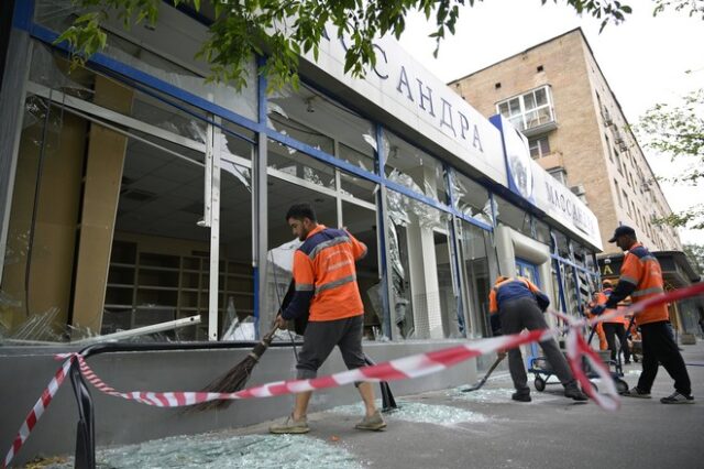 Ουκρανία: Η Ρωσία απειλεί με “σκληρά αντίποινα” μετά τις επιθέσεις σε Μόσχα και Κριμαία