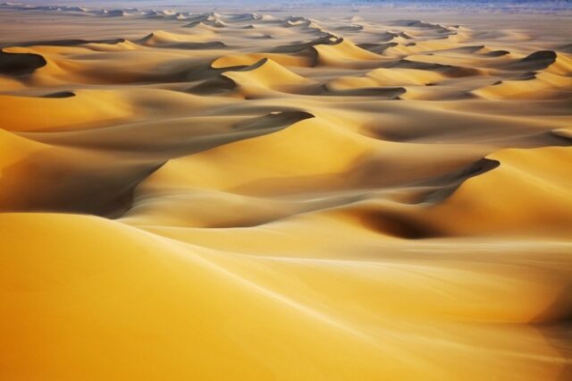 Τι υπάρχει κάτω από την άμμο στις ερήμους