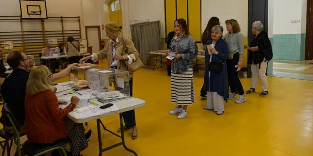 Ισπανία: Νέα δημοσκόπηση εμφανίζει το Λαϊκό Κόμμα και το ακροδεξιό Vox να σχηματίζουν κυβέρνηση