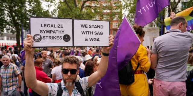 Βρετανία: Οι ηθοποιοί στο πλευρό των απεργών συναδέλφων τους στο Χόλιγουντ