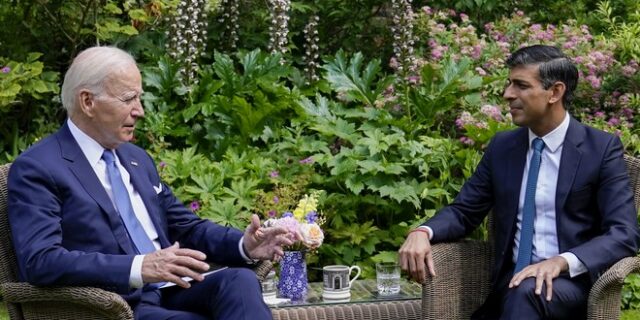 Ανένδοτη για τα πυρομαχικά διασποράς στην Ουκρανία η Βρετανία – “Τηρούμε τις υποχρεώσεις μας”