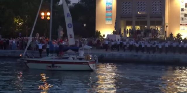 Βίντεο: Χόρεψαν το μεγαλύτερο συρτάκι του Αιγαίου πάνω σε ιστιοπλοϊκά