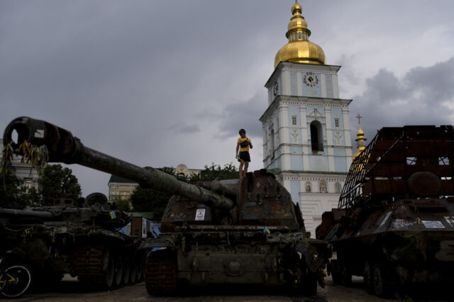 Ζελένσκι: “Ο πόλεμος επιστρέφει στο έδαφος της Ρωσίας” – Απειλές της Μόσχας για πυρηνική επίθεση