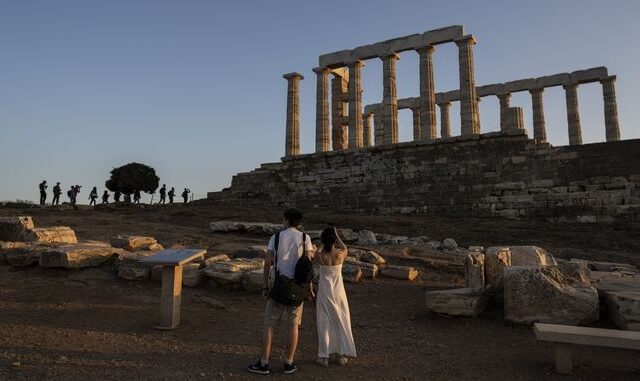 Πόσους τουρίστες περιμένουμε στην Ελλάδα τον Ιούλιο – Τα νησιά με διψήφια μείωση