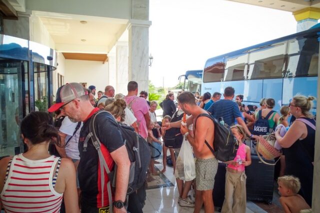 Φωτιά στη Ρόδο: Σε λειτουργία το Help Desk αλλοδαπών υπηκόων στο Αεροδρόμιο