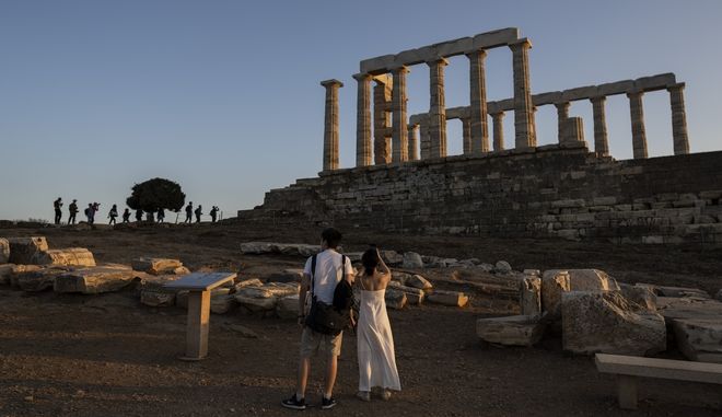 Πόσους τουρίστες περιμένουμε στην Ελλάδα τον Ιούλιο – Τα νησιά με διψήφια μείωση
