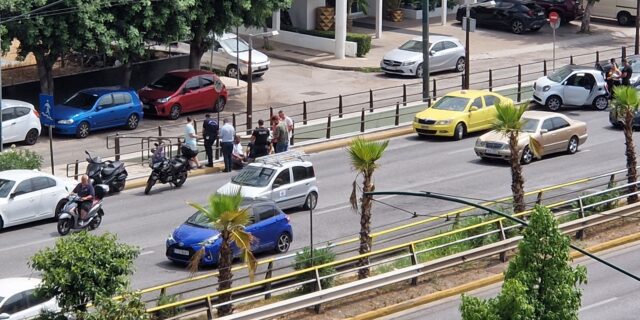 Τροχαίο στη λεωφόρο Συγγρού – Αυτοκίνητο συγκρούστηκε με μηχανή