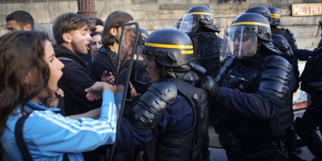 Η οργή του περιθωρίου απέναντι στην εικονική πραγματικότητα του Μακρόν – Τι οδήγησε στο χάος της Γαλλίας