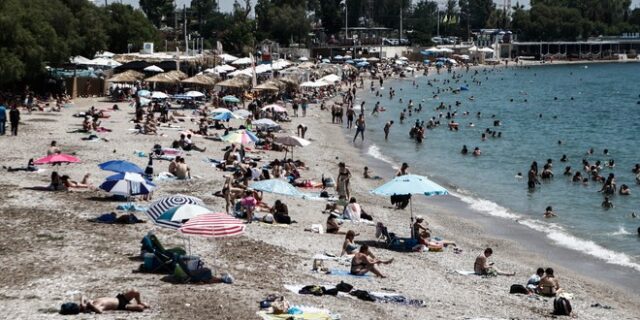 Η θερμοκρασία ανέβηκε και οι Αθηναίοι ξεχύθηκαν στις παραλίες – Εικόνες