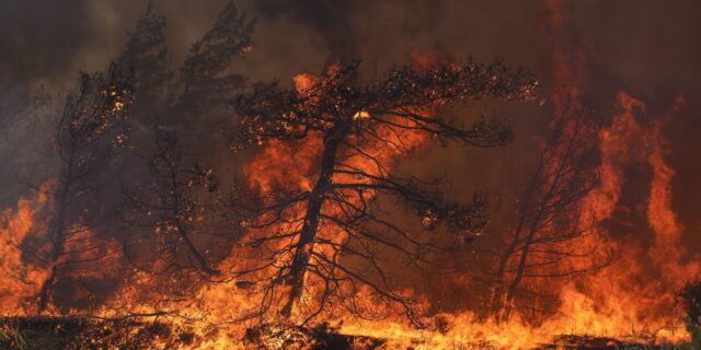 Φωτιά: Εκτός ελέγχου τα πύρινα μέτωπα σε Ρόδο και Κέρκυρα