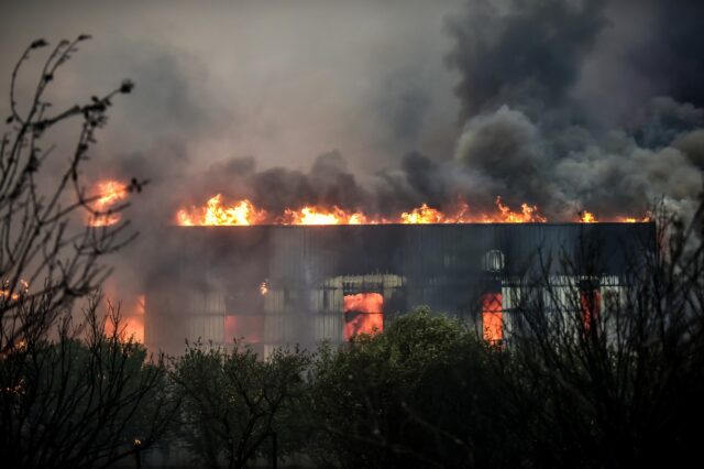 Φωτιές: Τραγωδία με δύο νεκρούς στη Μαγνησία – Σε πύρινο κλοιό Βελεστίνο και Λαμία