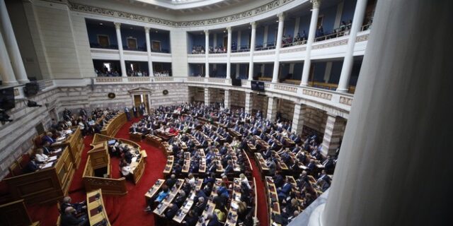 Πολυνομοσχέδιο: Δημόσιο, “pass” και ενισχύσεις – Όλα όσα περιλαμβάνει