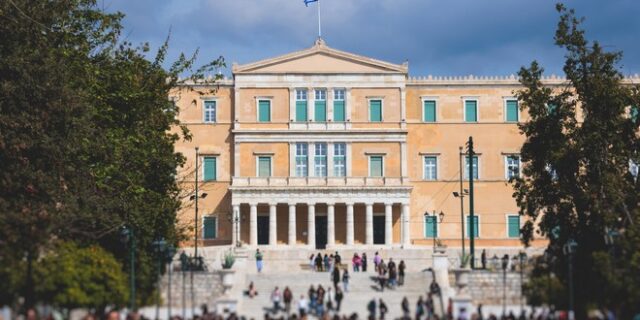 Έρευνα aboutpeople: Οι Έλληνες, η λειτουργία του Πολιτεύματος και η νοσταλγία για τα 80’s