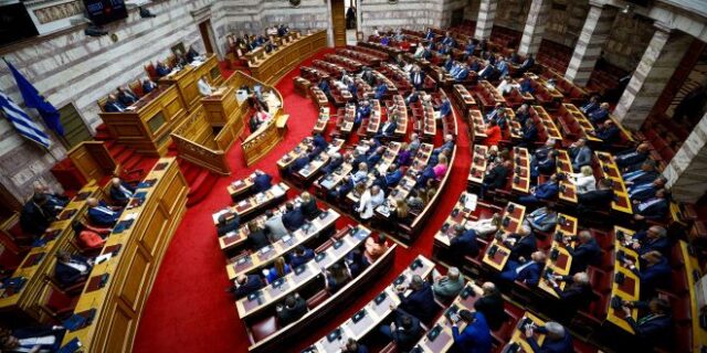 Ψήφος απόδημων: Η συζήτηση του νομοσχεδίου στη Βουλή – LIVE εικόνα