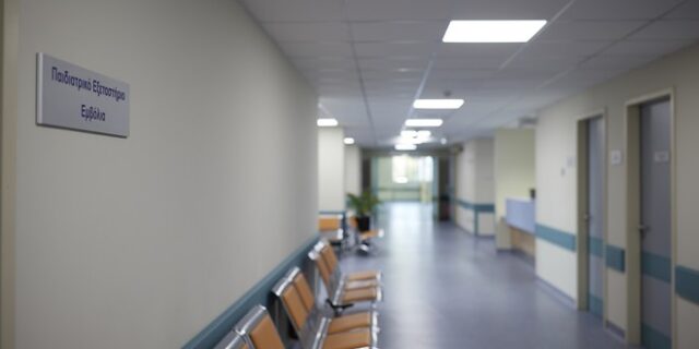 ΣΥΡΙΖΑ προς Χρυσοχοϊδη: “Να ζητήσει εξηγήσεις από τον διοικητή του νοσοκομείου Χαλκίδας για τον νεκρό διανομέα”