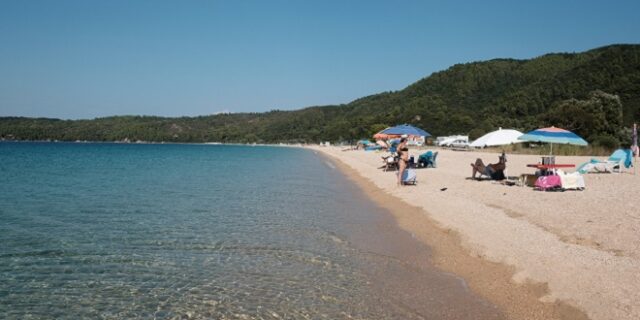 Χαλκιδική: Συναγερμός στην παραλία της Νικήτης – Έκλεισε λόγω επικίνδυνων αποβλήτων
