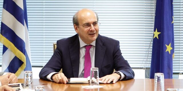 Μέτρα και εισοδηματικές ενισχύσεις – Τι φέρνει το νομοσχέδιο του υπουργείου Οικονομικών