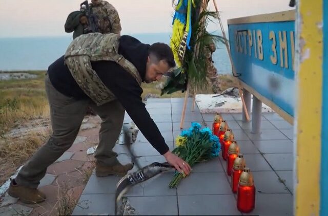 500η μέρα του πολέμου στην Ουκρανία: Συμβολική επίσκεψη Ζελένσκι στο Νησί των Φιδιών