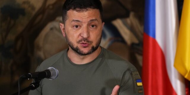 Ζελένσκι: “Έχουμε ανάγκη από όπλα μεγάλου βεληνεκούς για να πολεμήσουμε τις ρωσικές δυνάμεις”