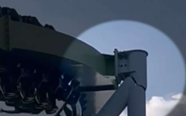 Βίντεο: Roller coaster – γίγας περνά από κολώνα με ρωγμή σε λούνα παρκ των ΗΠΑ