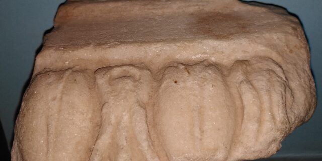 Επιστρέφει μαρμάρινο θραύσμα από τον αρχιτεκτονικό διάκοσμο του Ερεχθείου