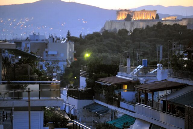 Ελλάδα, η χώρα με τις παλαιότερες κτιριακές υποδομές στην Ευρώπη – Απροστάτευτοι μπροστά στον καύσωνα