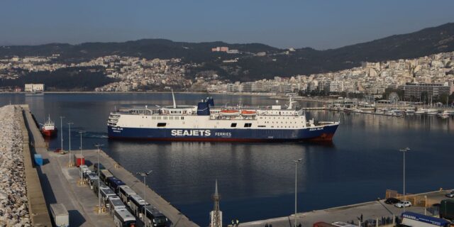Καβάλα: Κατέβασε την ελληνική σημαία από το λιμάνι κι ύψωσε τη βουλγαρική – Φώναζε “εδώ είναι Βουλγαρία”
