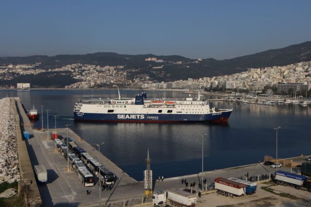 Καβάλα: Κατέβασε την ελληνική σημαία από το λιμάνι κι ύψωσε τη βουλγαρική – Φώναζε “εδώ είναι Βουλγαρία”