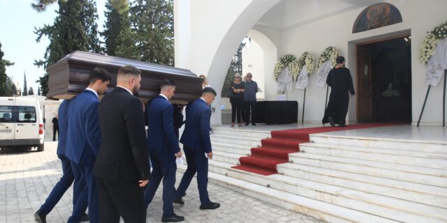 Λιζέτα Νικολάου: Σε κλίμα οδύνης η κηδεία της στο Παλαιό Φάληρο – Συντετριμμένος ο Γιώργος Λιάνης