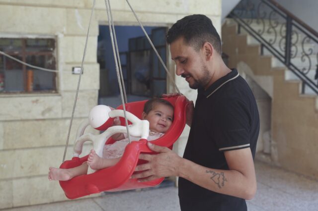 To μωρό – θαύμα που γεννήθηκε στα χαλάσματα της Συρίας έγινε 6 μηνών