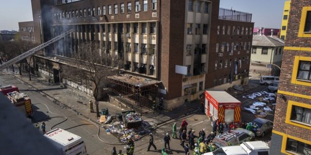 Νότια Αφρική: 12 παιδιά μεταξύ των 74 νεκρών από τη φωτιά σε κτίριο – Δεκάδες οι αγνοούμενοι