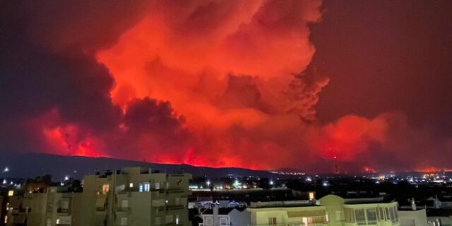 Φωτιές: Πύρινος εφιάλτης σε όλη τη χώρα για ακόμη ένα βράδυ – Δύο νεκροί, καταστροφές και μπαράζ εκκενώσεων