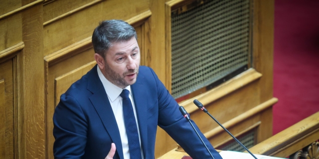 Αιχμηρός και “διμέτωπος” ο Ανδρουλάκης στη Βουλή