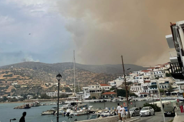 Φωτια στην Άνδρο: Μήνυμα από το 112 για εκκένωση οικισμού