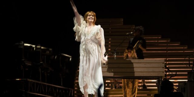 Florence Welch: Υποβλήθηκε σε επείγουσα χειρουργική επέμβαση που της “έσωσε τη ζωή”