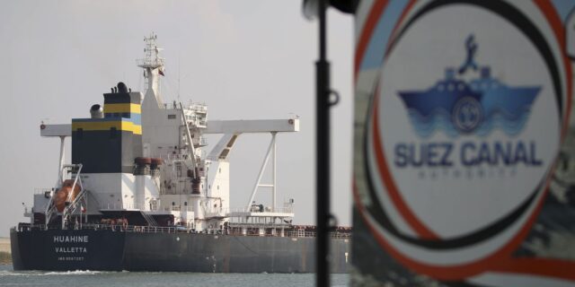 Διώρυγα του Σουέζ: Ρυμουλκό πλοίο συγκρούστηκε με τάνκερ που μετέφερε φυσικό αέριο – Ένας νεκρός