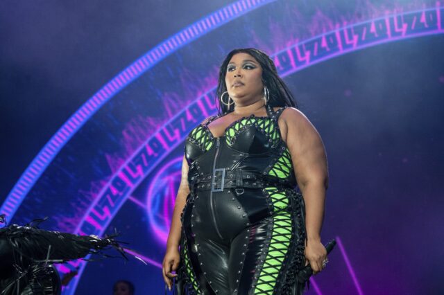 Lizzo: Μήνυση για παρενόχληση από πρώην χορεύτριές της – Τις έβαζε να συμμετέχουν σε σεξουαλικά σόου