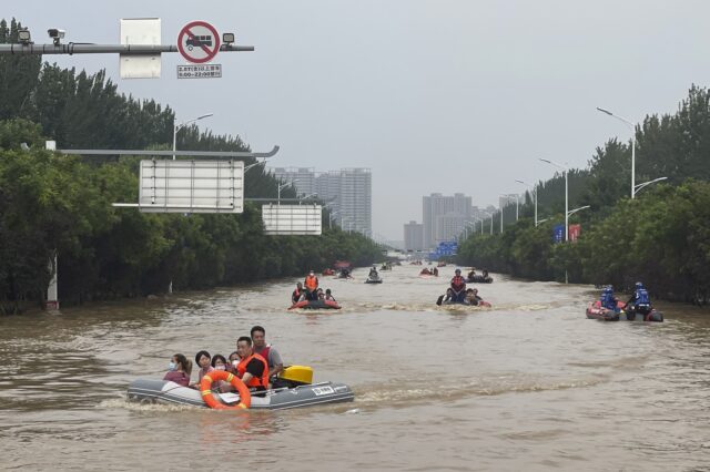 Βυθισμένη πόλη το Πεκίνο – Οι σφοδρότερες βροχοπτώσεις εδώ και τουλάχιστον 140 χρόνια